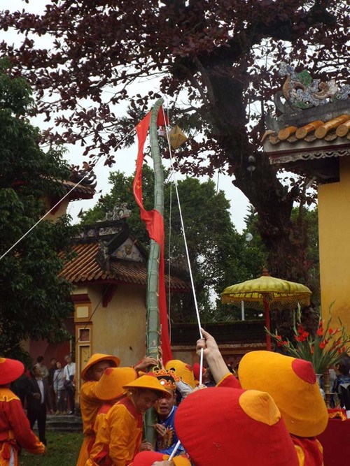 Hue kicks off Tet with bamboo pole-raising custom